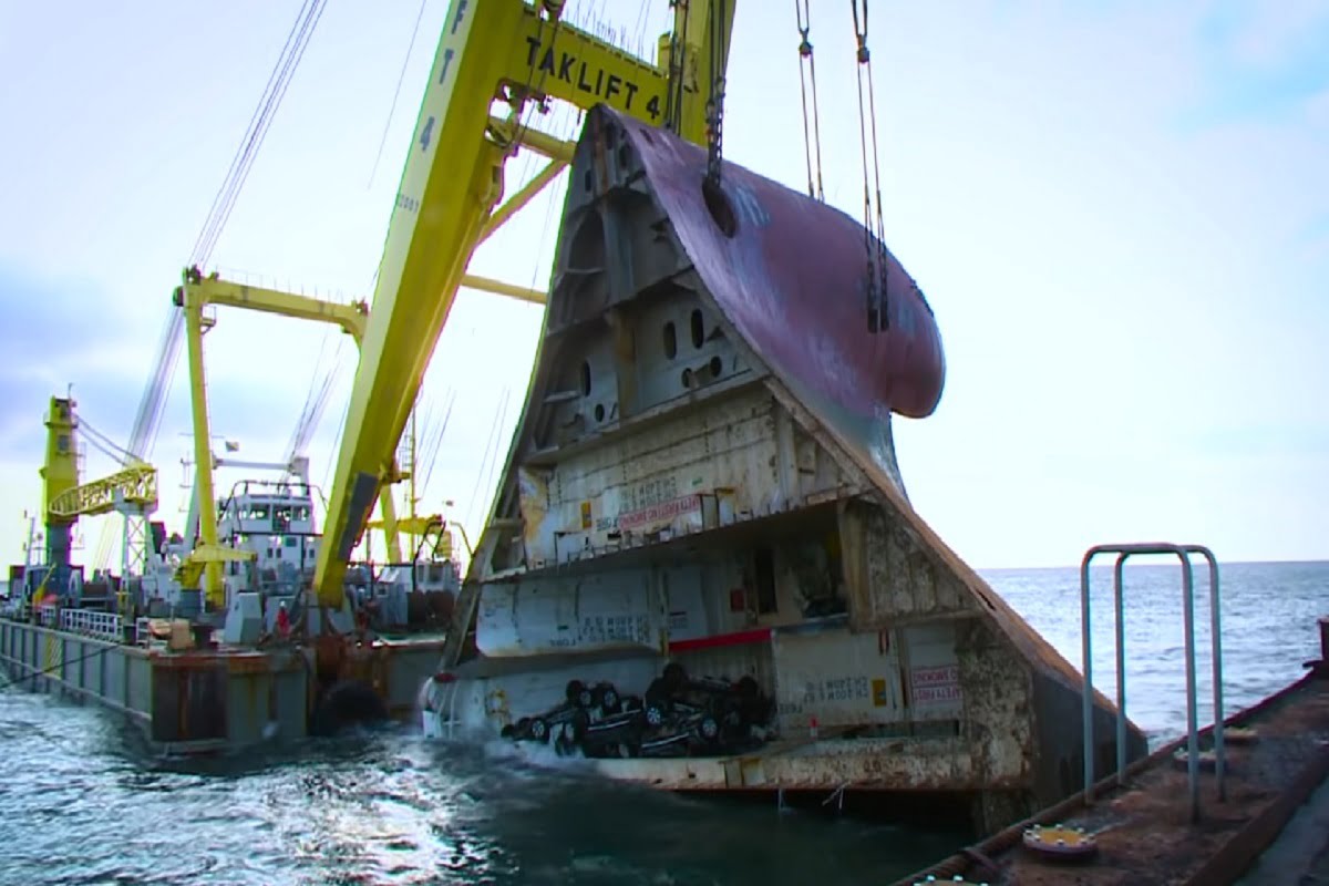 ΒΙΝΤΕΟ: Πώς απομακρύνθηκε από τον βυθό ένα ναυαγισμένο πλοίο Ro/Ro και τα 1400 αυτοκίνητα που μετέφερε