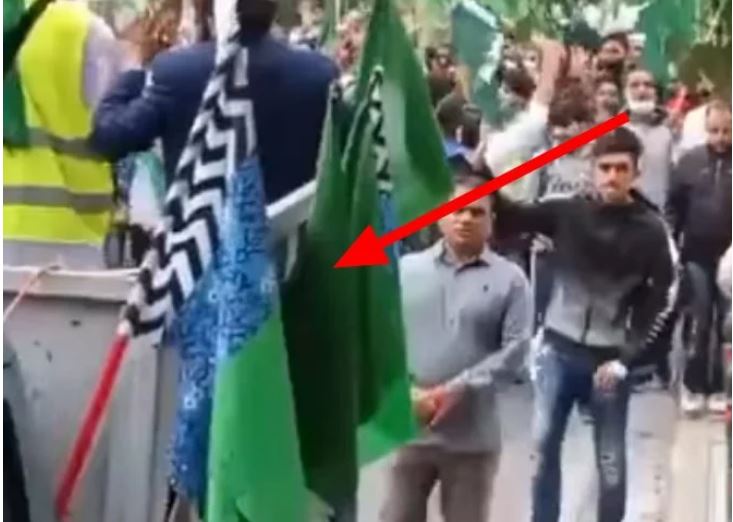 Φρίκη στην Αθήνα: Πακιστανοί ύψωσαν σημαία – σύμβολο των Τζιχαντιστών