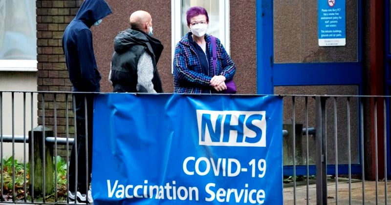 Τα επίσημα στοιχεία για τη δημόσια υγεία της Αγγλίας λένε ότι τα ποσοστά μόλυνσης COVID είναι υψηλότερα στους εμβολιασμένους από τους ανεμβολίαστους