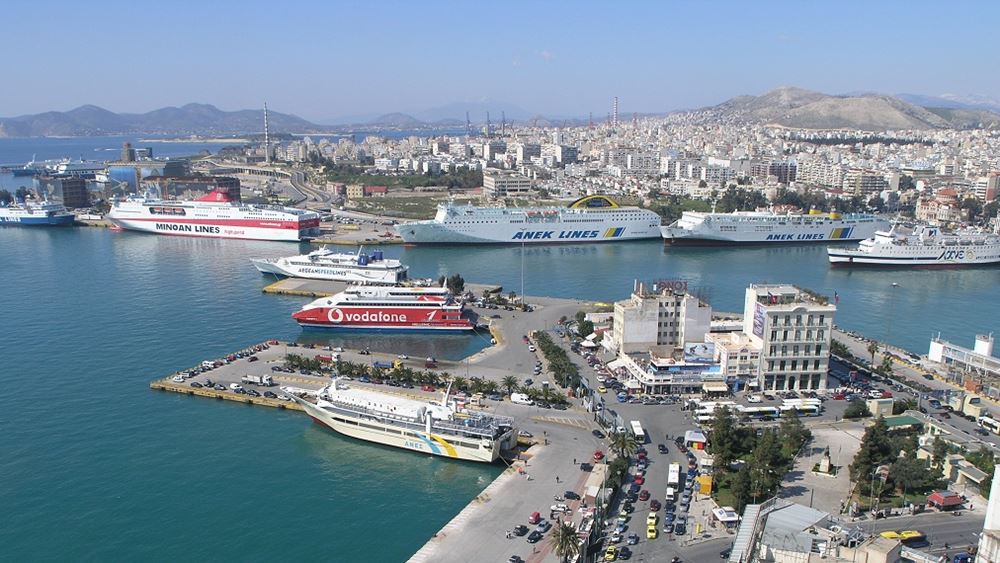 Ουρές πλοίων έξω από το λιμάνι του Πειραιά
