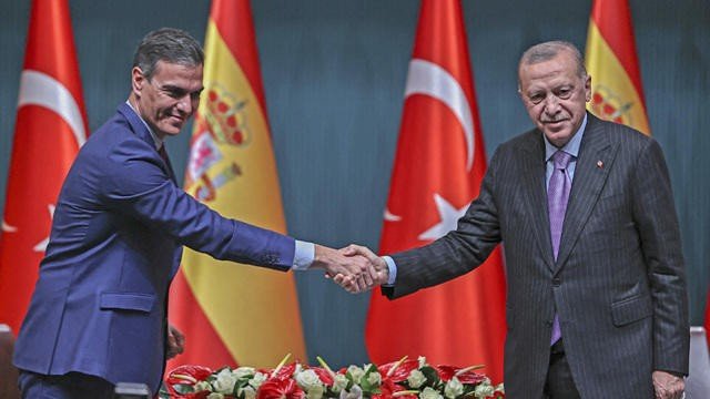 Τουρκία: Η συμμαχία Ερντογάν – Σάντσεθ κόντρα στην ελληνογαλλική αμυντική συμφωνία