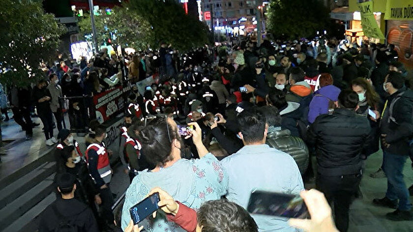 Δεκάδες συλλήψεις στην Κωνσταντινούπολη για διαδηλώσεις εξαιτίας της πτώσης της λίρας! “Ερντογάν παραιτήσου – δεν τα βγάζουμε πέρα”