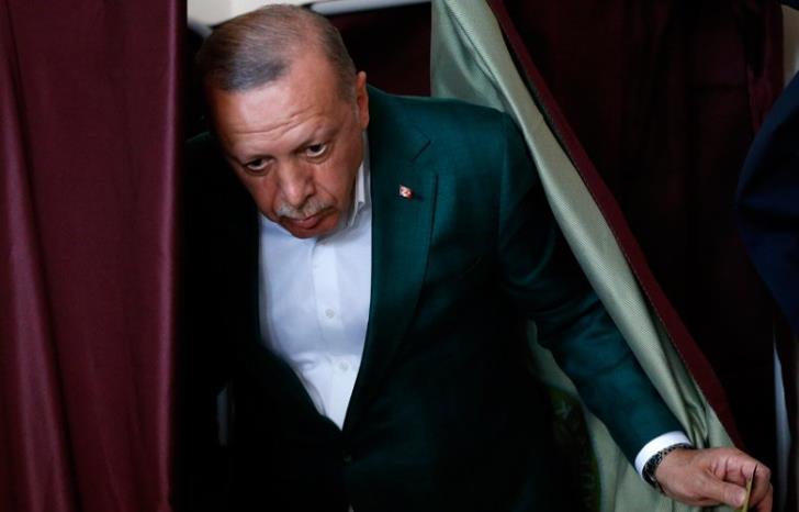 Για πρώτη φορά το κόμμα του Ερντογάν έρχεται δεύτερο σε δημοσκόπηση