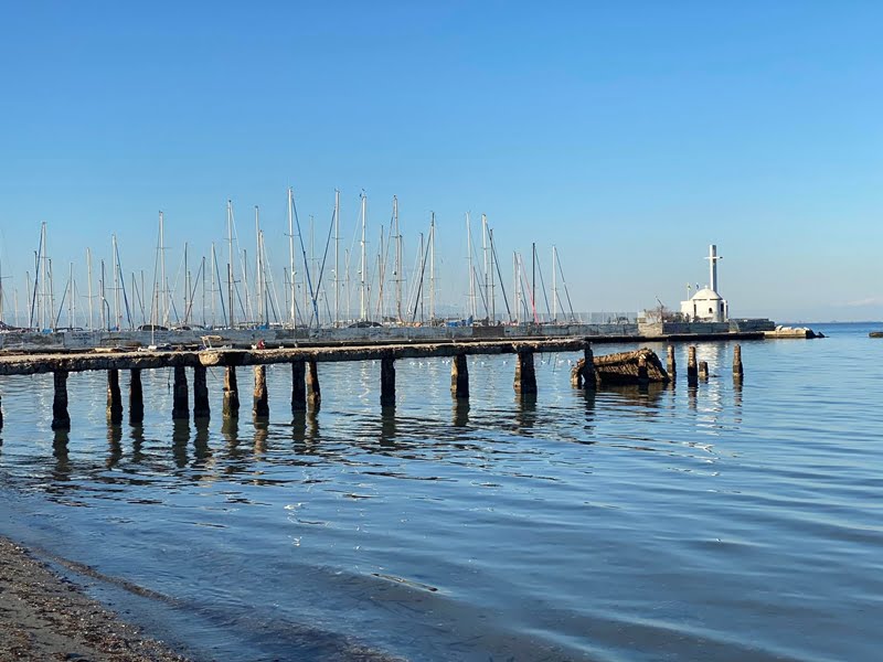 Κατέρρευσε χθες η σκάλα των προσφύγων στο Καραμπουρνάκι