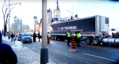 Καναδάς: Ο Τζάστιν Τρουντό κάνει τη Πάπια ενώπιον της Μεγάλης Εξέγερσης των Φορτηγατζήδων
