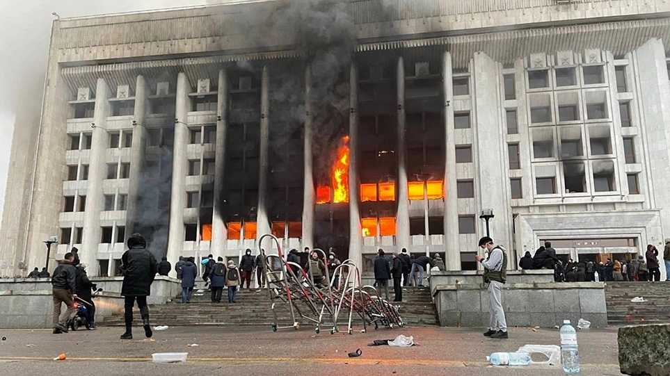 Χάος στο Καζακστάν για την «έκρηξη» τιμών στο αέριο, παραιτήθηκε η κυβέρνηση – Δείτε βίντεο