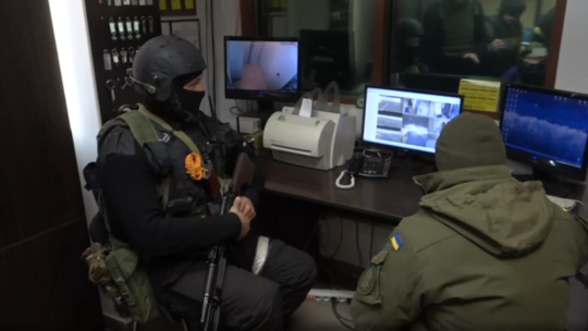 ΒΙΝΤΕΟ δείχνει Ρώσους και Ουκρανούς στρατιώτες να φρουρούν μαζί το πυρηνικό εργοστάσιο του Τσερνομπίλ