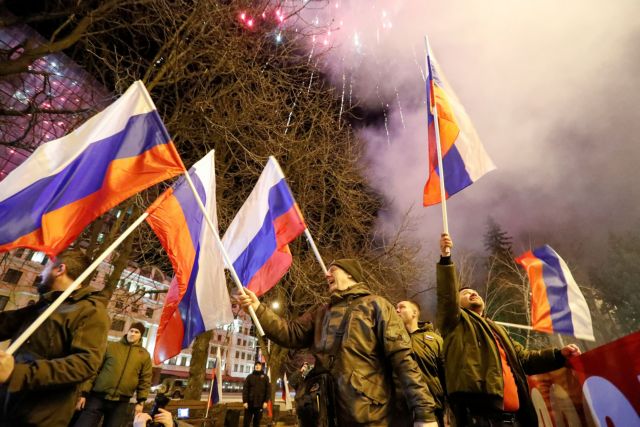 Πανηγυρισμοί στο Ντονμπάς μετά το διάγγελμα Πούτιν! Ο κόσμος βγήκες στους δρόμους με ρωσικές σημαίες