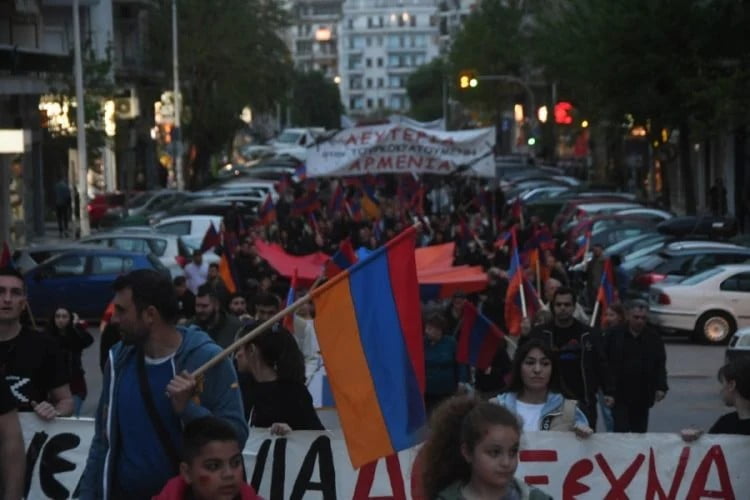 Ρίγη συγκίνησης στην πορεία των Αρμενίων στη Θεσσαλονίκη, για τα 107 χρόνια από τη Γενοκτονία των προγόνων τους