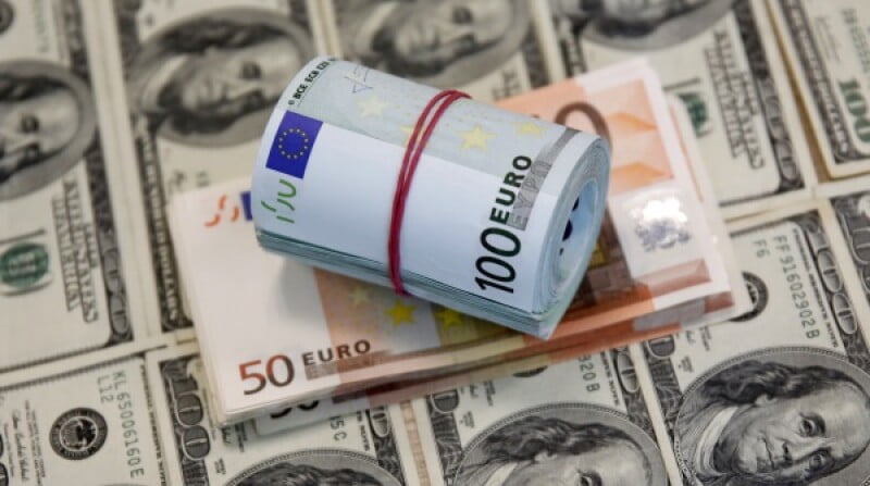 Το δολάριο καταβροχθίζει το ευρώ