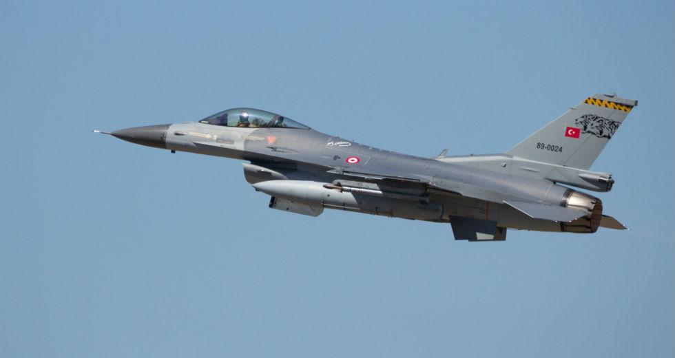 Μια υπέρπτηση με… νόημα: Tουρκικό F-16 πέταξε πάνω από τη νησίδα Ζουράφα