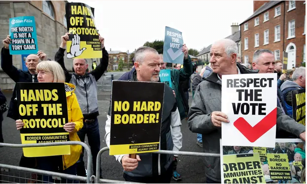 Χωρίς αποτέλεσμα οι συνομιλίες Johnson στη Βόρεια Ιρλανδία – Άρνηση Συντηρητικών στη συνεργασία με το Sinn Fein