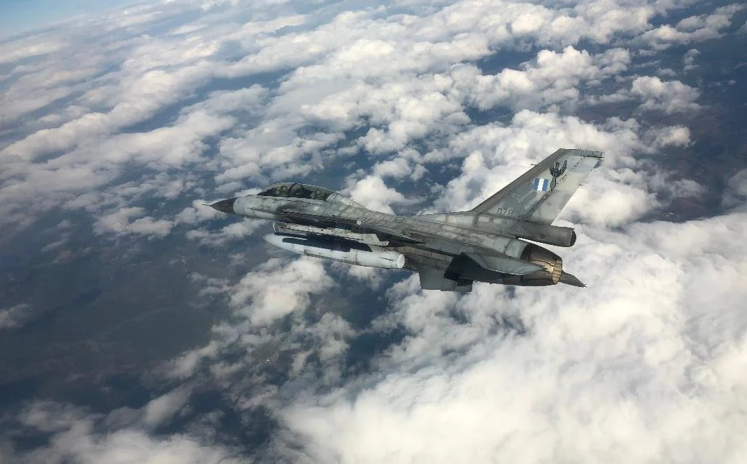 Σε «κενό αέρος» η αναβάθμιση των F-16 block 50