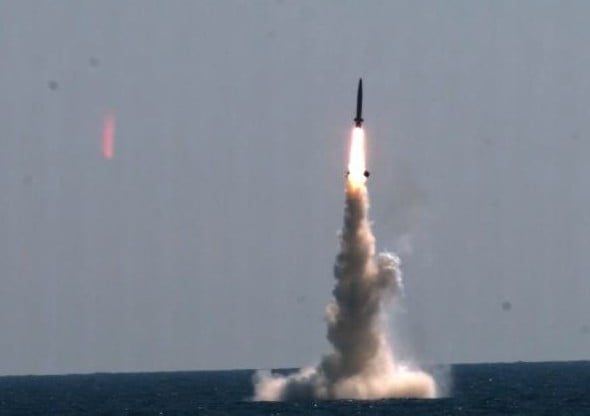 Η Βόρεια Κορέα εκτοξεύει βαλλιστικό πύραυλο «άγνωστου τύπου»