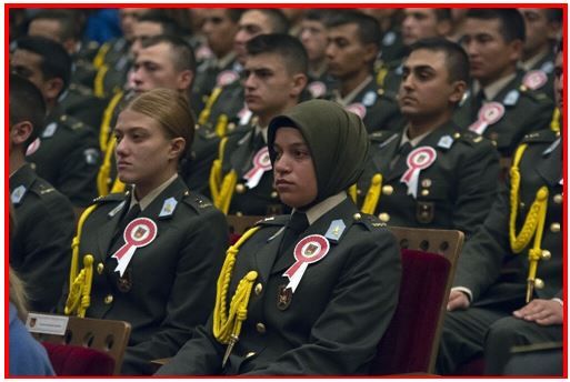 Μεγάλη ανατροπή στις τουρκικές ένοπλες δυνάμεις (ΤΕΔ): Επιτρέπεται πλέον η ισλαμική μαντήλα στις γυναίκες των ΤΕΔ