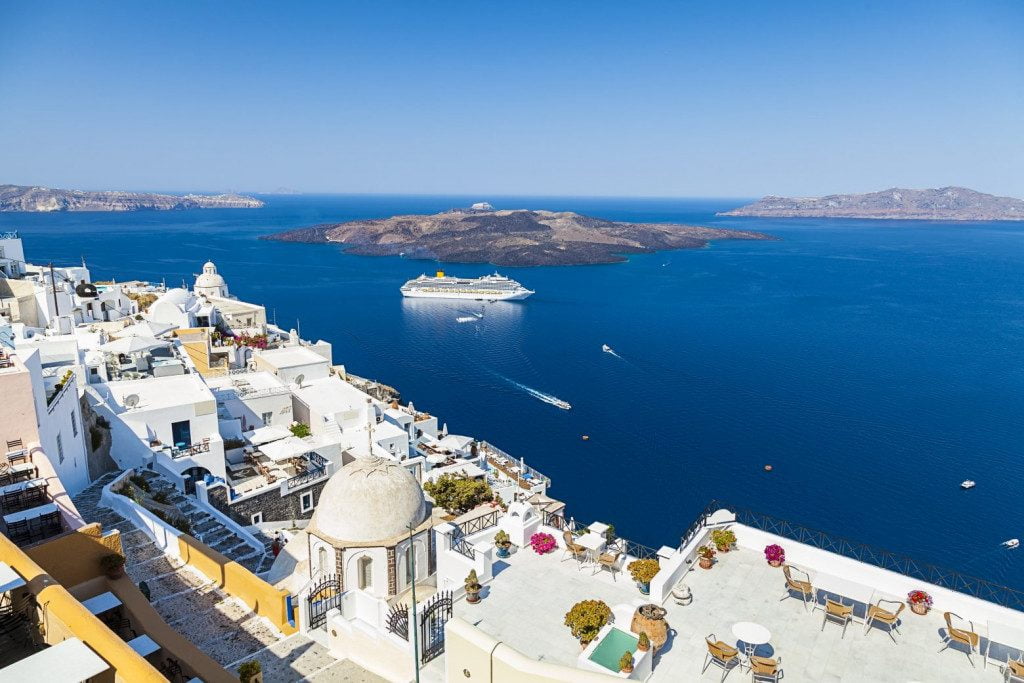 Politico για τον ελληνικό τουρισμό: Οι τουρίστες επέστρεψαν, αλλά οι εργαζόμενοι λείπουν, γράφει το Politico
