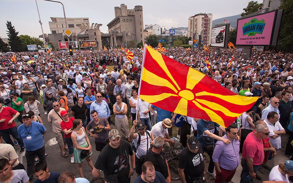 Σκόπια: Μεγάλη συγκέντρωση της αντιπολίτευσης με αίτημα τη διεξαγωγή πρόωρων εκλογών