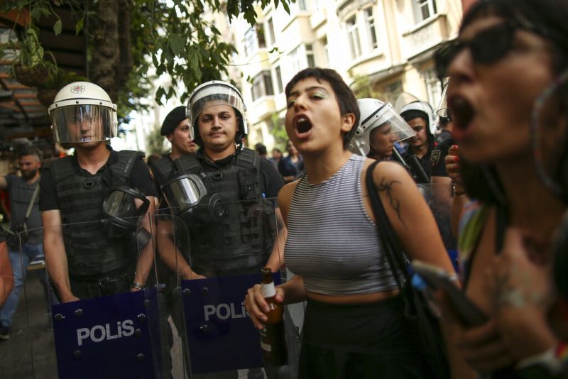 Τουρκία: Εκατοντάδες προσαγωγές στη διάρκεια του Gay Pride στην Κωνσταντινούπολη