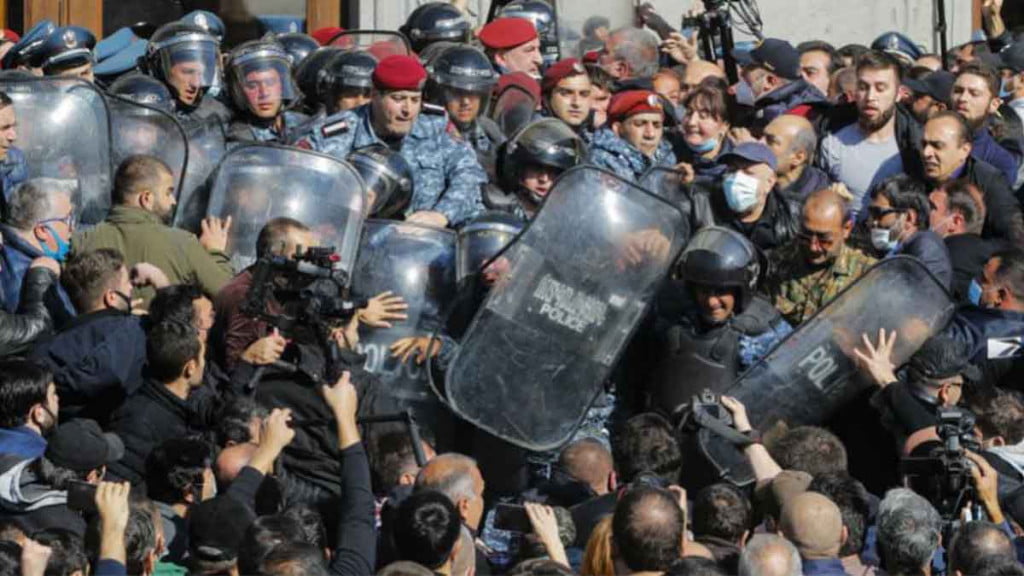 Αναταραχές στην Αρμενία! Eπεισόδια σε αντικυβερνητικές διαδηλώσεις στο Eρεβάν – Μπουκάλια και πέτρες σε αστυνομικούς – Δεκάδες οι τραυματίες