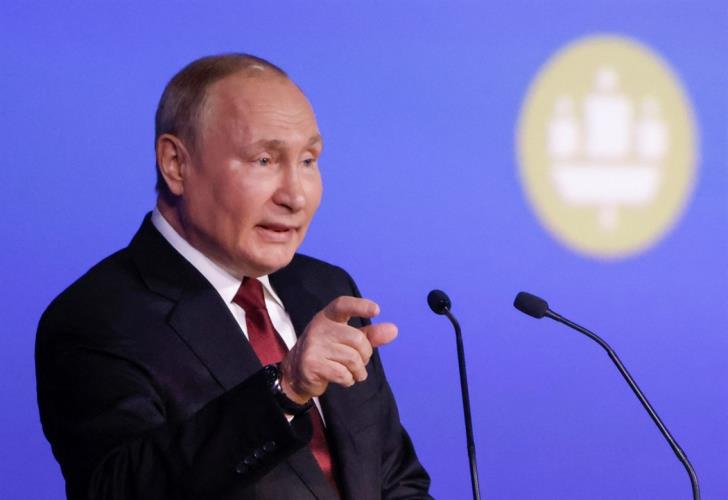Τα ηχηρά μηνύματα Πούτιν στη Δύση από την Αγία Πετρούπολη