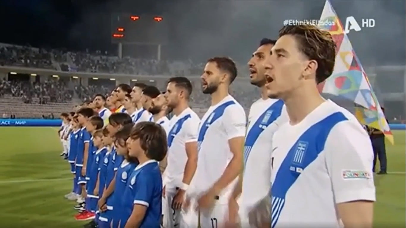 Ανατριχιαστική στιγμή στο Πανθεσσαλικό Στάδιο! Έλληνες και Κύπριοι διεθνείς ποδοσφαιριστές έψαλλαν τον εθνικό ύμνο – Πολεμική ιαχή από τον Τσιμίκα (Vid)
