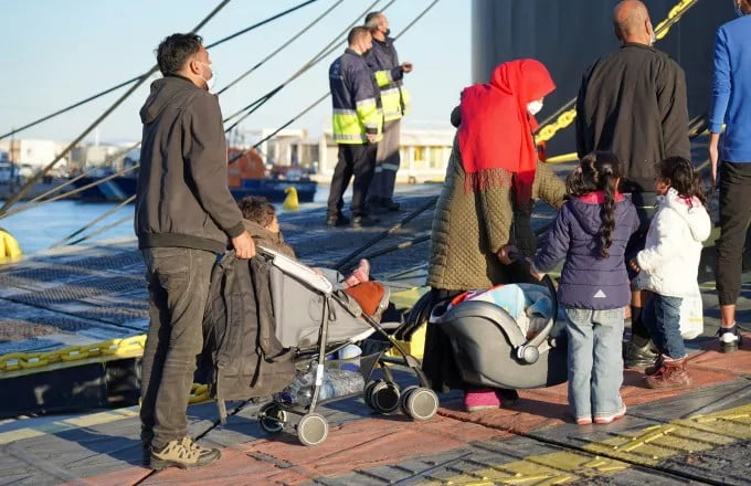 Εξαρθρώθηκε διεθνές κύκλωμα διακίνηση μεταναστών από την Τουρκία στην Ευρώπη μέσω Ελλάδας – Συλλήψεις σε Καλλιθέα και Πετράλωνα (βίντεο)