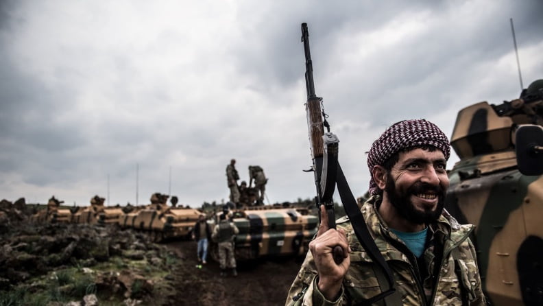 Τα τουρκικά στρατεύματα τρομοκρατούν Κούρδους χωρικούς με πραγματικά πυρά (ΒΙΝΤΕΟ)