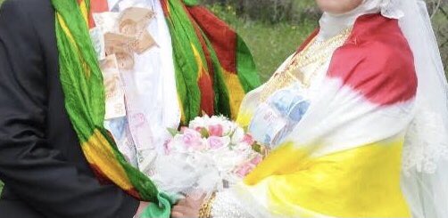 Η τουρκική αστυνομία συνέλαβε γαμπρό επειδή φορούσε μαντήλι με τα κουρδικά χρώματα στο γάμο του