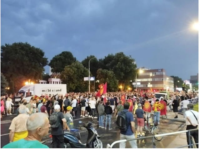 Σκόπια: Οι διαμαρτυρόμενοι για τη γαλλική πρόταση έσπασαν τα τζάμια του κοινοβουλίου