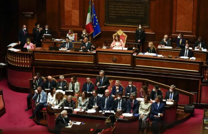 Πολιτικό αδιέξοδο στην Ιταλία: Πύρρειος πλειοψηφία στη Βουλή για τον Ντράγκι – Παραιτείται και πέφτει η κυβέρνηση