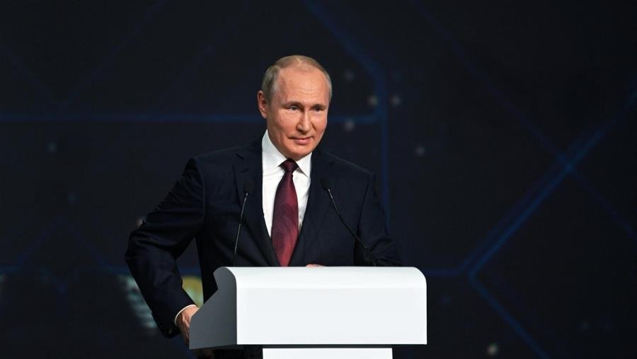 Η Ευρώπη κλυδωνίζεται, ο Πούτιν «γελάει»