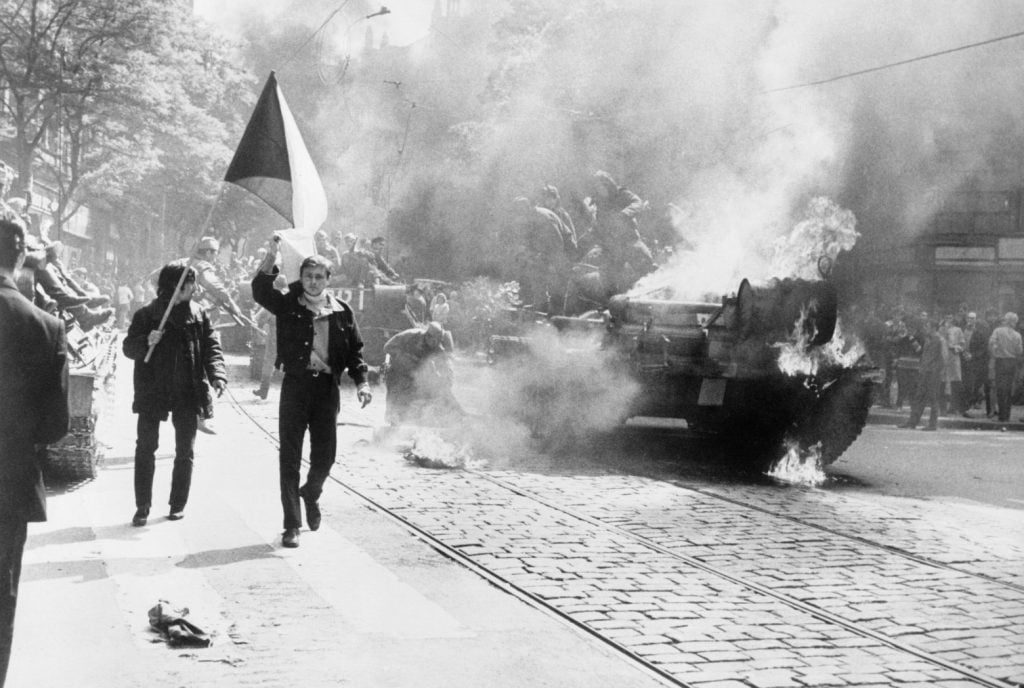 Άνοιξη της Πράγας: Η εισβολή του Συμφώνου της Βαρσοβίας στην Τσεχοσλοβακία – Ο Αλεξάντερ Ντούμπτεσκ περιγράφει τις κρίσιμες εκείνες στιγμές