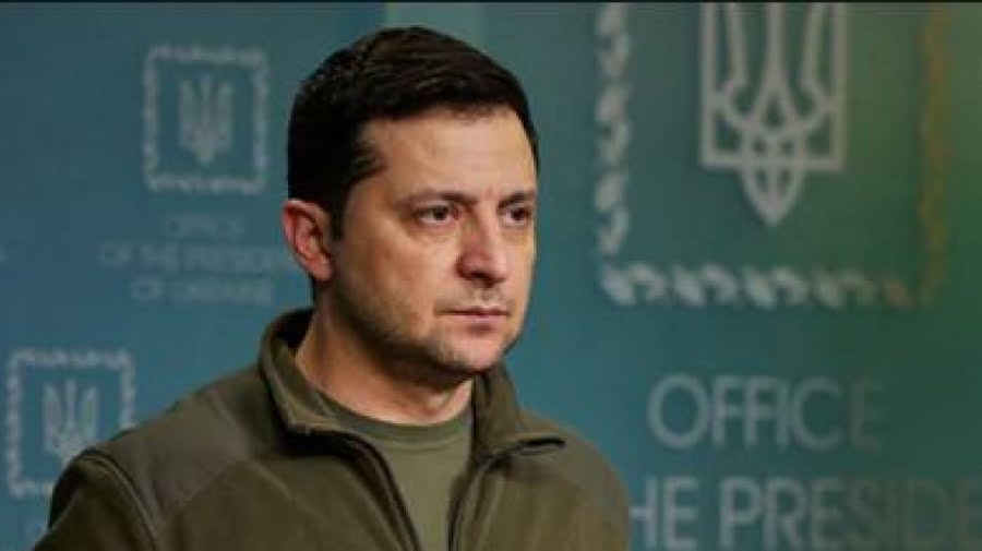 Ζελένσκι: Ζητά από τους πολίτες να αποφεύγουν τις στρατιωτικές εγκαταστάσεις στην Κριμαία