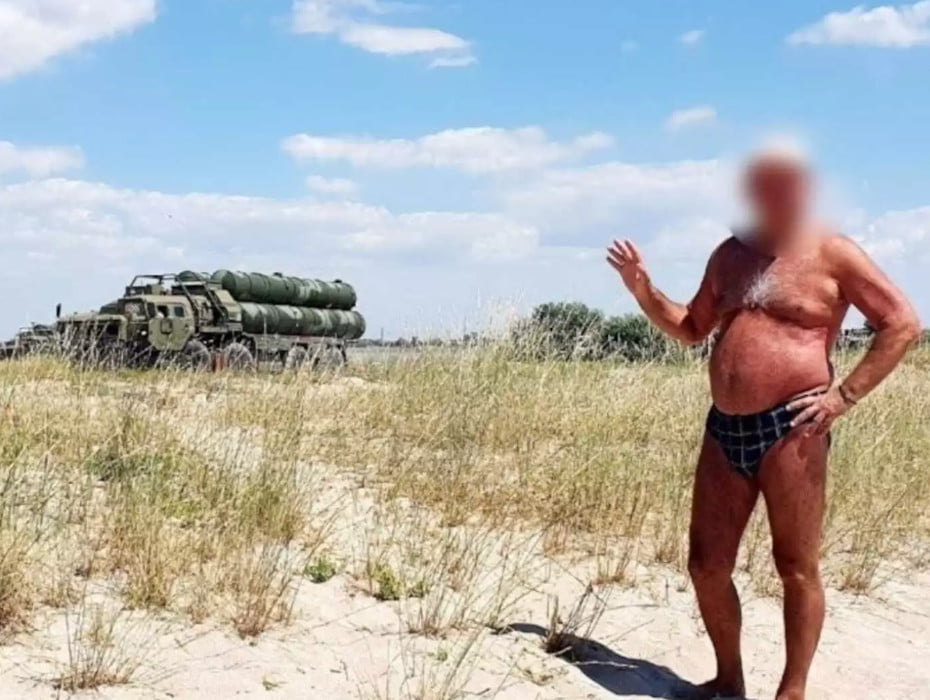 Ουκρανία: Ρώσος τουρίστας πόζαρε με μαγιό και… αποκάλυψε τη θέση πυραύλων S-400 στην Κριμαία