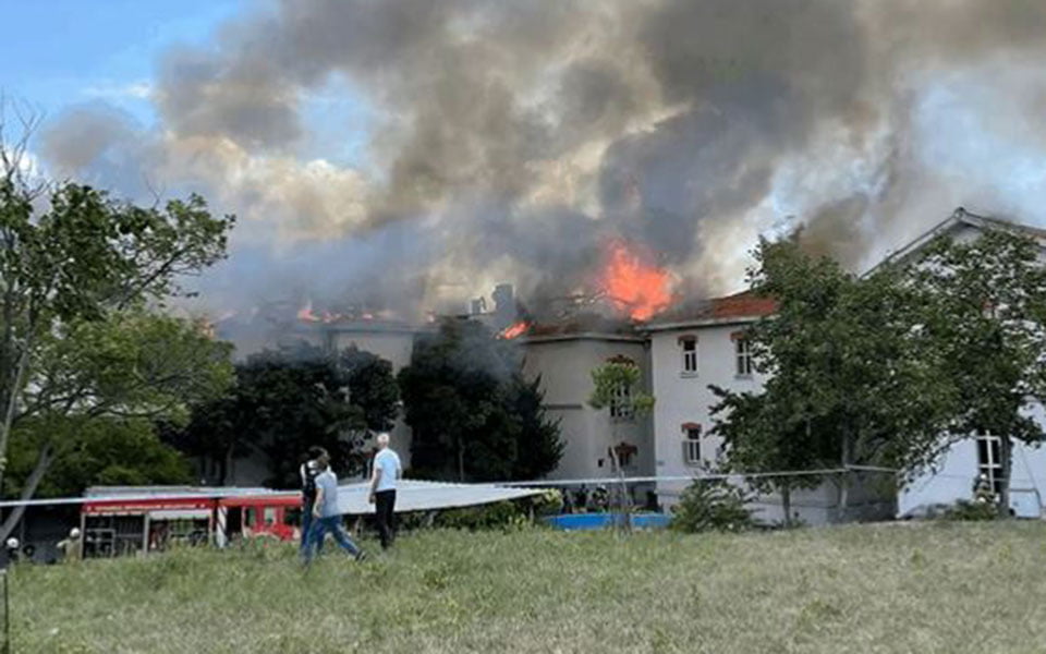 Καίγεται το ελληνικό νοσοκομείο του Βαλουκλί στην Κωνσταντινούπολη