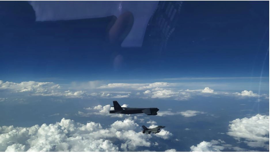 Ένοπλες Δυνάμεις: Εντυπωσιακό βίντεο από τη συνεκπαίδευση με αεροσκάφη B-52 των ΗΠΑ και ιταλικά Eurofighter Typhoon