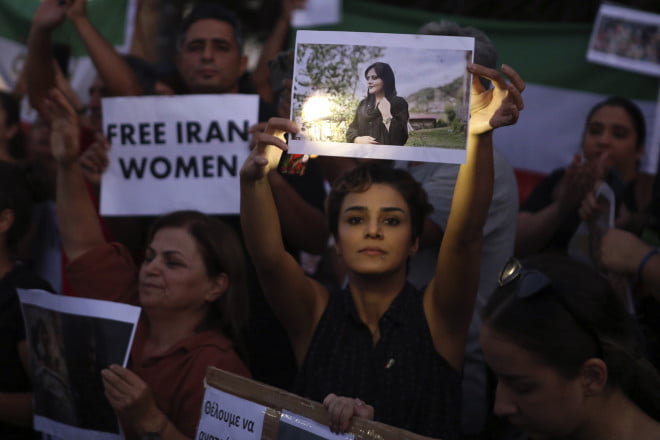 Συγκλονίζουν οι μαρτυρίες γυναικών στο Ιράν! “Απειλούν ότι θα μας βιάσουν”