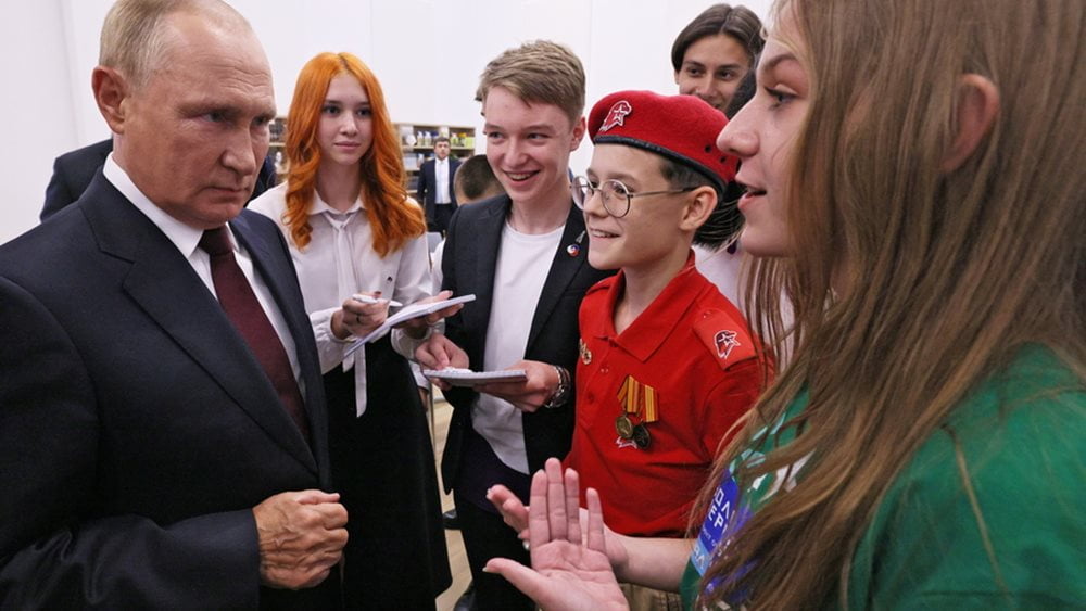 Bloomberg: Ο Πούτιν πιέζει για μαθήματα πατριωτισμού στα σχολεία και ιδρύει εθνικές νεολαίες