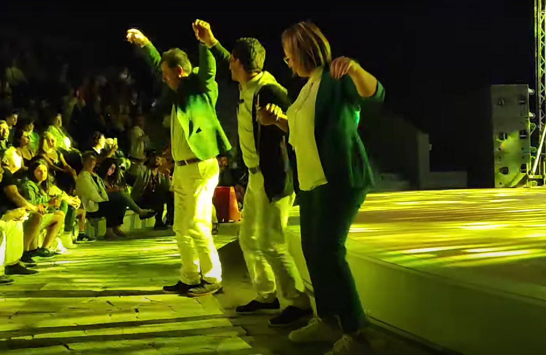 Ο Χάρης Πασβαντίδης χορεύει ποντιακά με την ψυχή του στην παράσταση των αδελφών Τσαχουρίδη στο θέατρο Αττικού Άλσους! (ΒΙΝΤΕΟ)