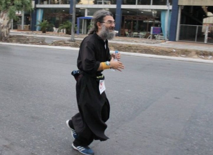 Ο πατήρ Θεόδωρος Περπερίδης τερμάτισε το Σπάρταθλο