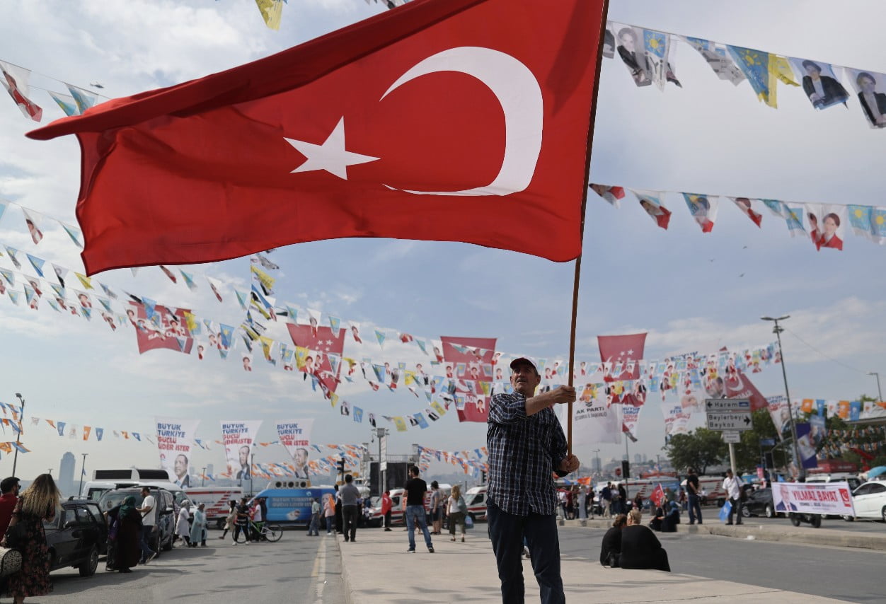 Επικίνδυνοι γίνονται οι Τούρκοι: «Είμαι έτοιμος αν μου το πει ο Ερντογάν, να γίνω καμικάζι, να ανατιναχθώ ανάμεσα στους Έλληνες στρατιώτες» λέει ο δήμαρχος Μπόλου