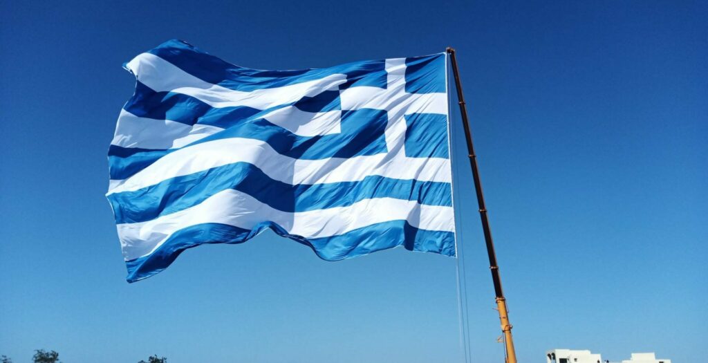 28η Οκτωβρίου: Η μεγαλύτερη Ελληνική σημαία υψώθηκε ξανά στη Σαντορίνη – Δείτε βίντεο