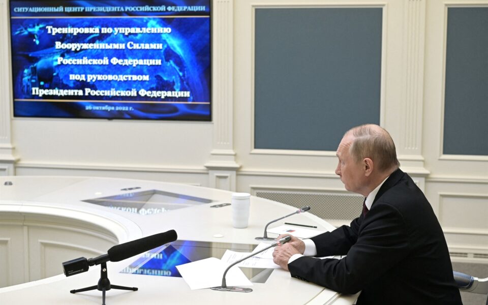 Ο Πούτιν επιθεώρησε μεγάλη άσκηση πυρηνικών όπλων