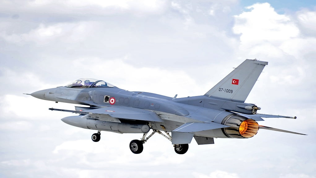Όπου φύγει, φύγει! Τούρκος πιλότος κόντεψε να συντριβεί σε αερομαχία με ελληνικά F-16 – Τον άφησαν να φύγει την ώρα που ξέμενε από καύσιμα (Βίντεο)