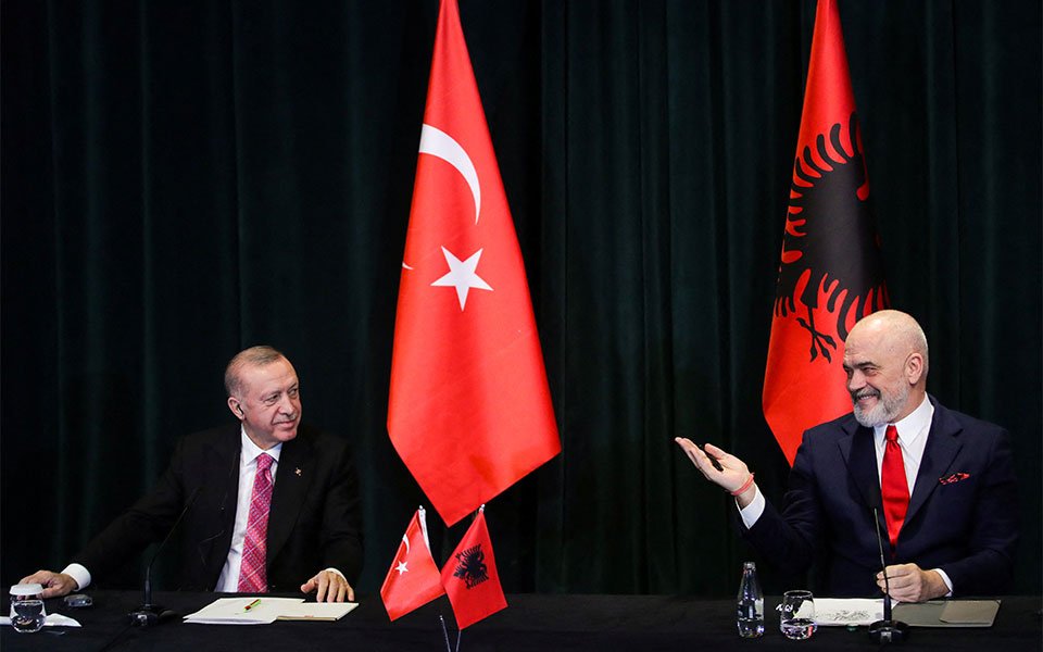Το κράτος-παραβάτης Τουρκία, ”καθαγιασμένος” καθοδηγητής της Αλβανίας