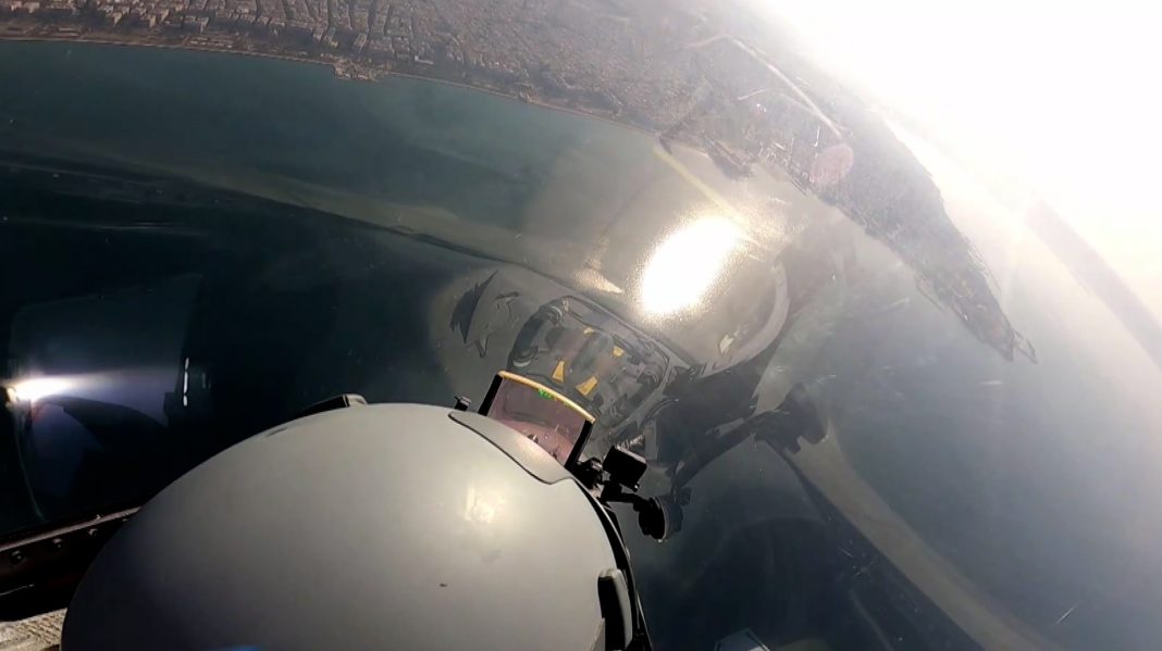 Βίντεο: Οι εντυπωσιακές ακροβατικές επιδείξεις με το αεροσκάφος τύπου F-16 της ομάδας ΖΕΥΣ στην παρέλαση της Θεσσαλονίκης