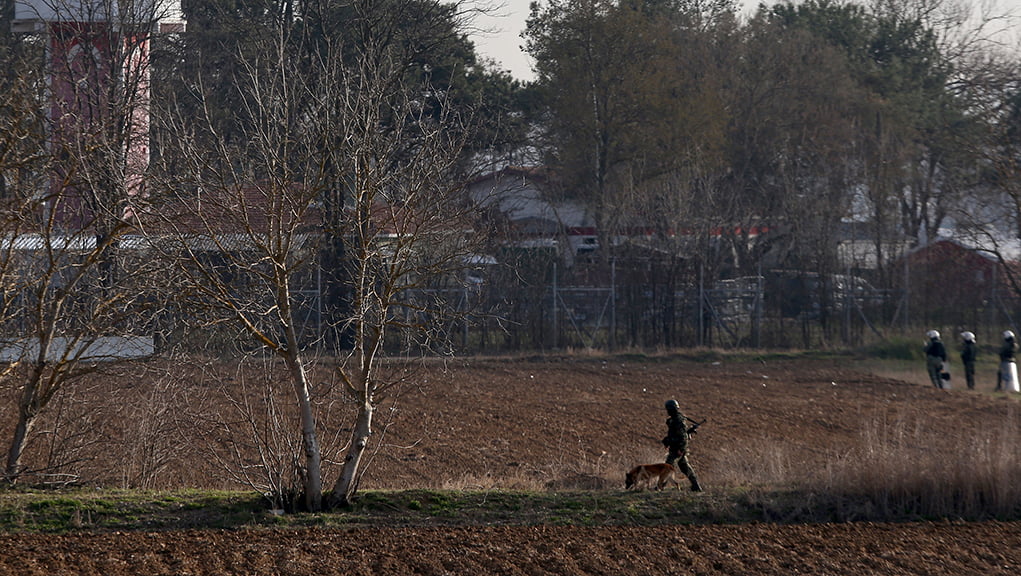 Εικόνες – σοκ από τον Έβρο: Εγκατέλειψαν γυμνούς 92 παράτυπους μετανάστες – Απάνθρωπη εργαλειοποίηση από την Τουρκία