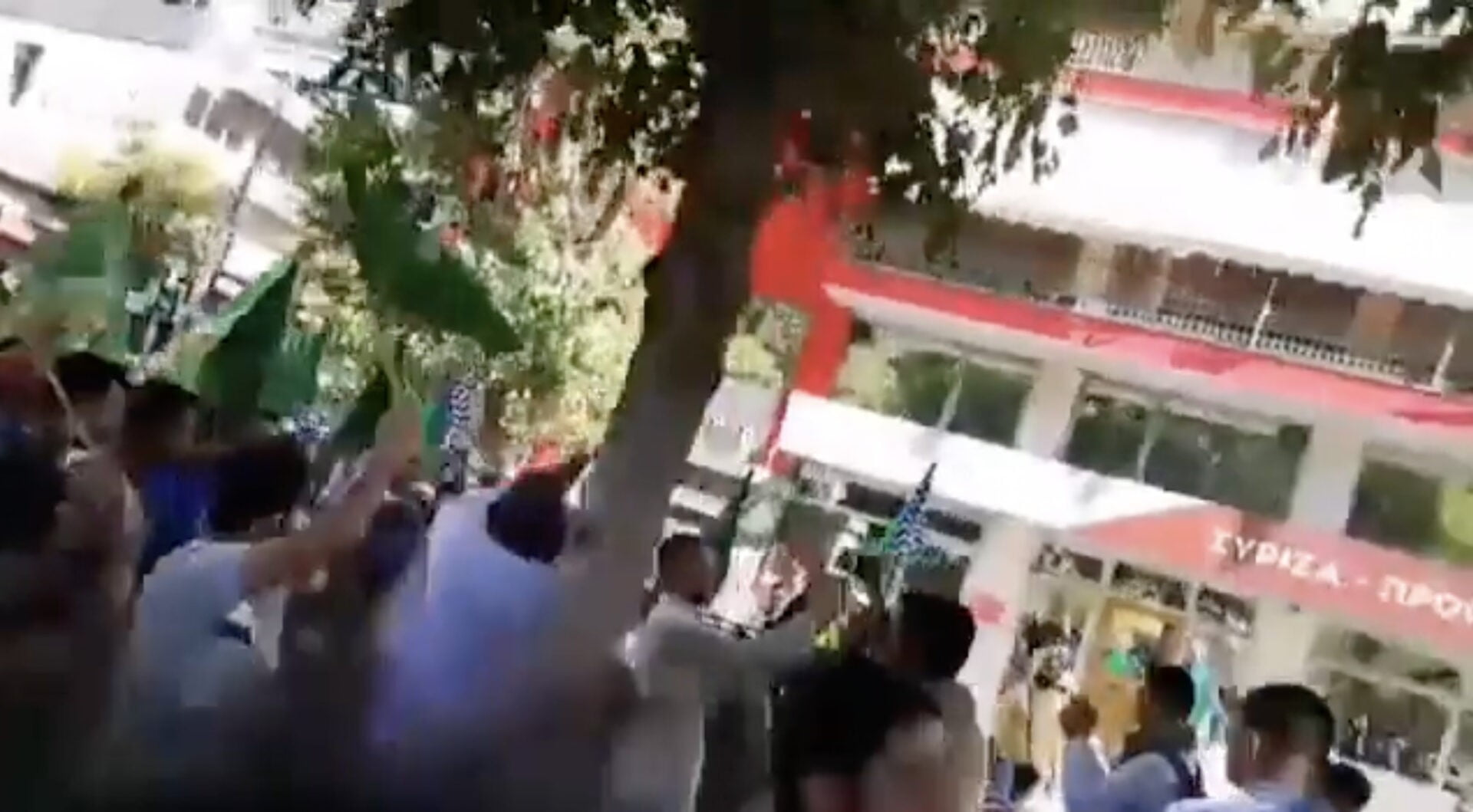 Θρησκευτική πομπή των Πακιστανών σήμερα στην Αθήνα – Ύψωσαν σημαίες ακραίας ισλαμιστικής οργάνωσης