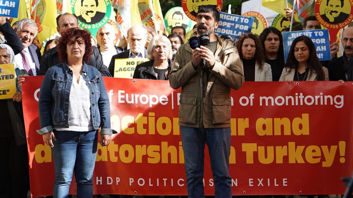 Ακτιβιστές πραγματοποιούν διαμαρτυρία απαιτώντας από το Συμβούλιο της Ευρώπης να λάβει μέτρα για τον Οτσαλάν