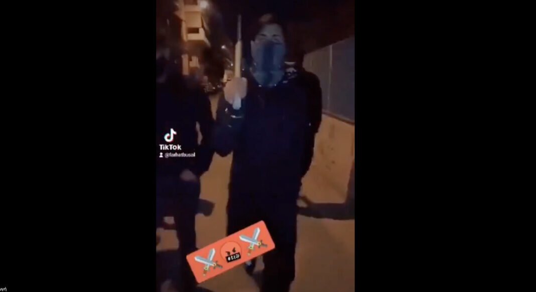 Βίντεο που προβληματίζουν! Οπλισμένοι με τσεκούρια, μαχαίρια και μαδέρια οι Πακιστανοί στην Αθήνα!